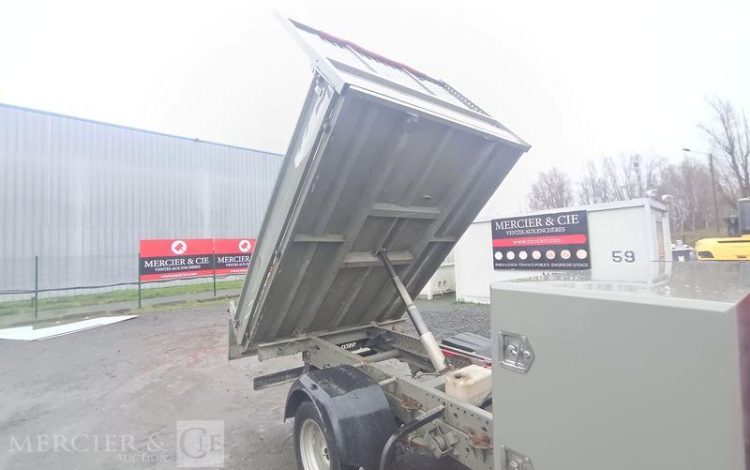 IVECO DAILY 35C12 BENNE AVEC COFFRE ACIER DIESEL – 163106 KMS – ANNEE 2017 ROUGE ER-953-VW