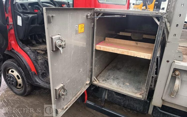 IVECO DAILY 35C12 BENNE AVEC COFFRE ACIER DIESEL – 163106 KMS – ANNEE 2017 ROUGE ER-953-VW