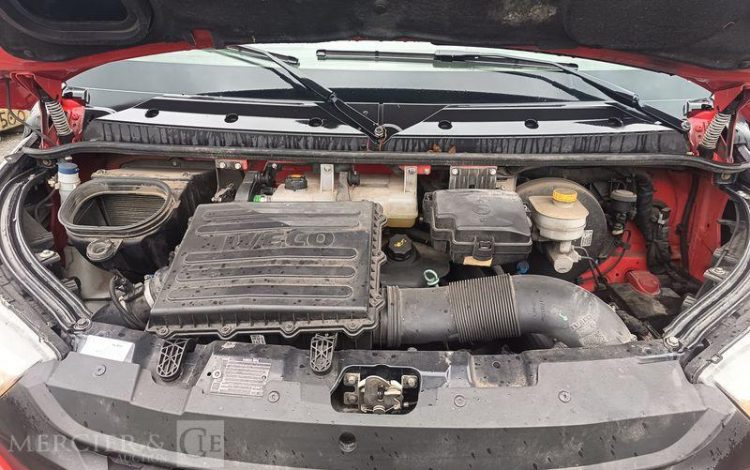 IVECO DAILY 35C12 BENNE AVEC COFFRE ACIER DIESEL – 163106 KMS – ANNEE 2017 ROUGE ER-953-VW