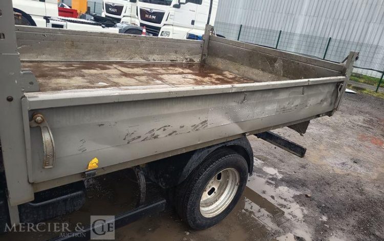 IVECO DAILY 35C12 BENNE AVEC COFFRE ACIER DIESEL – 163106 KMS – ANNEE 2017 ROUGE ER-953-VW