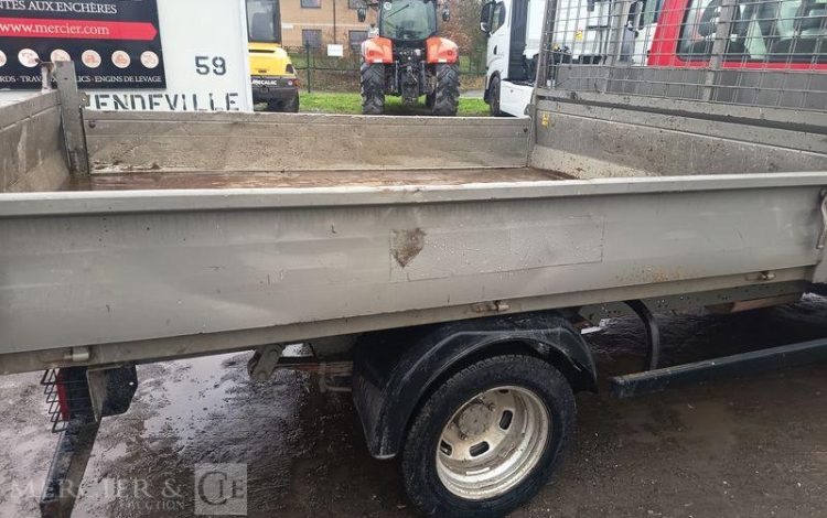 IVECO DAILY 35C12 BENNE AVEC COFFRE ACIER DIESEL – 163106 KMS – ANNEE 2017 ROUGE ER-953-VW