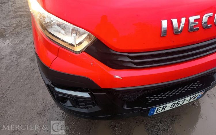 IVECO DAILY 35C12 BENNE AVEC COFFRE ACIER DIESEL – 163106 KMS – ANNEE 2017 ROUGE ER-953-VW