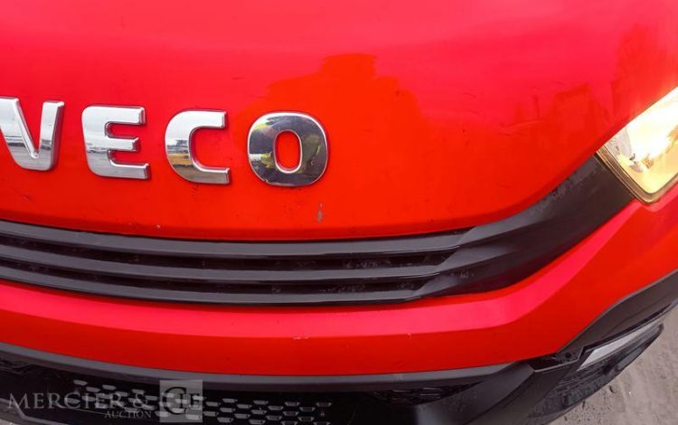 IVECO DAILY 35C12 BENNE AVEC COFFRE ACIER DIESEL – 163106 KMS – ANNEE 2017 ROUGE ER-953-VW