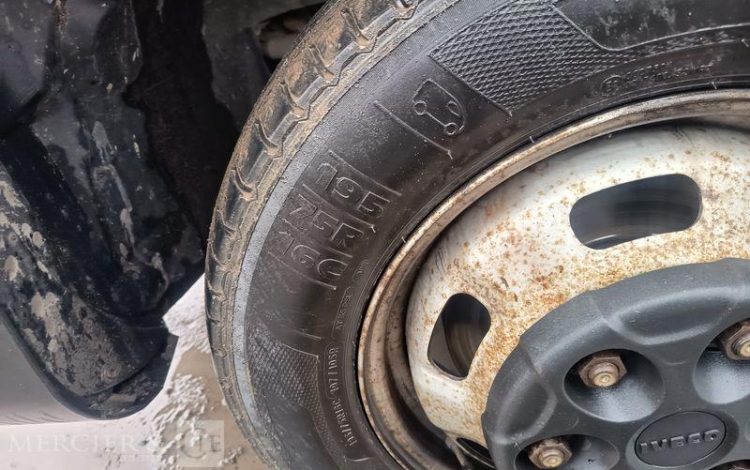 IVECO DAILY 35C12 BENNE AVEC COFFRE ACIER DIESEL – 163106 KMS – ANNEE 2017 ROUGE ER-953-VW