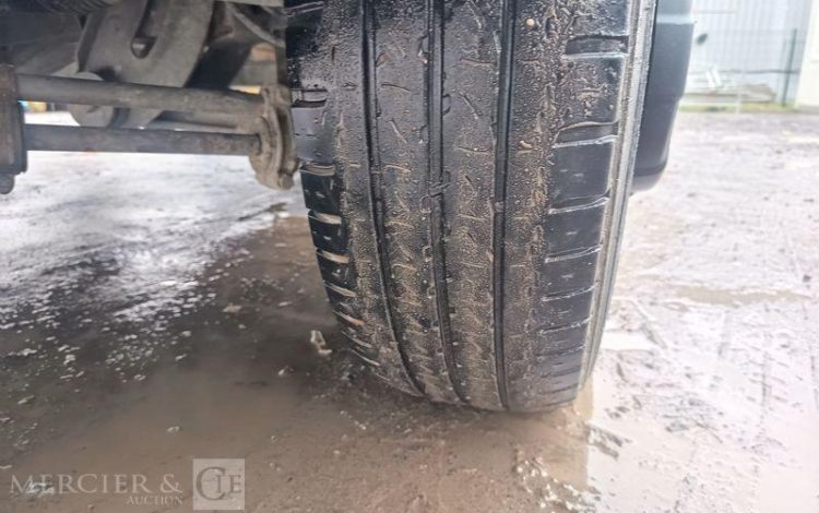 IVECO DAILY 35C12 BENNE AVEC COFFRE ACIER DIESEL – 163106 KMS – ANNEE 2017 ROUGE ER-953-VW