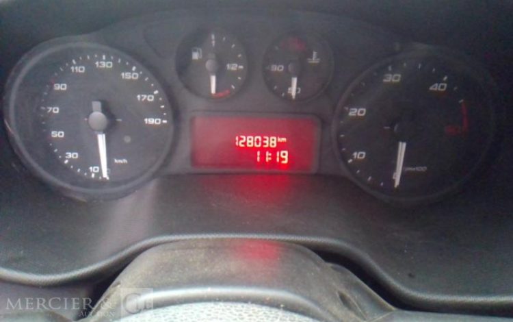 IVECO 35-120 BENNE SIMPLE CABINE COFFRE  EW-452-WV