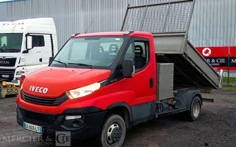 IVECO DAILY 35C12 BENNE AVEC COFFRE ACIER DIESEL – 156826 KMS – ANNEE 2018 ROUGE EX-603-LT