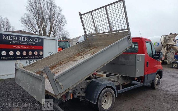 IVECO DAILY 35C12 BENNE AVEC COFFRE ACIER DIESEL – 156826 KMS – ANNEE 2018 ROUGE EX-603-LT