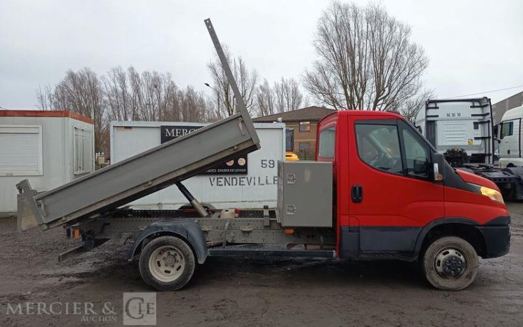 IVECO DAILY 35C12 BENNE AVEC COFFRE ACIER DIESEL – 156826 KMS – ANNEE 2018 ROUGE EX-603-LT