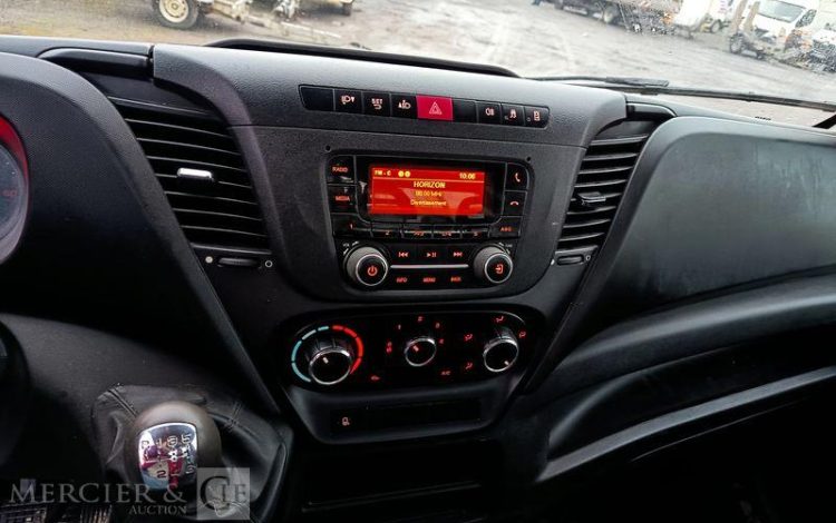 IVECO DAILY 35C12 BENNE AVEC COFFRE ACIER DIESEL – 156826 KMS – ANNEE 2018 ROUGE EX-603-LT