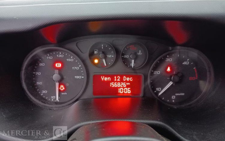 IVECO DAILY 35C12 BENNE AVEC COFFRE ACIER DIESEL – 156826 KMS – ANNEE 2018 ROUGE EX-603-LT