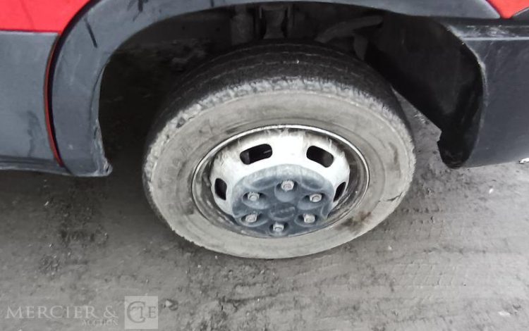 IVECO DAILY 35C12 BENNE AVEC COFFRE ACIER DIESEL – 156826 KMS – ANNEE 2018 ROUGE EX-603-LT