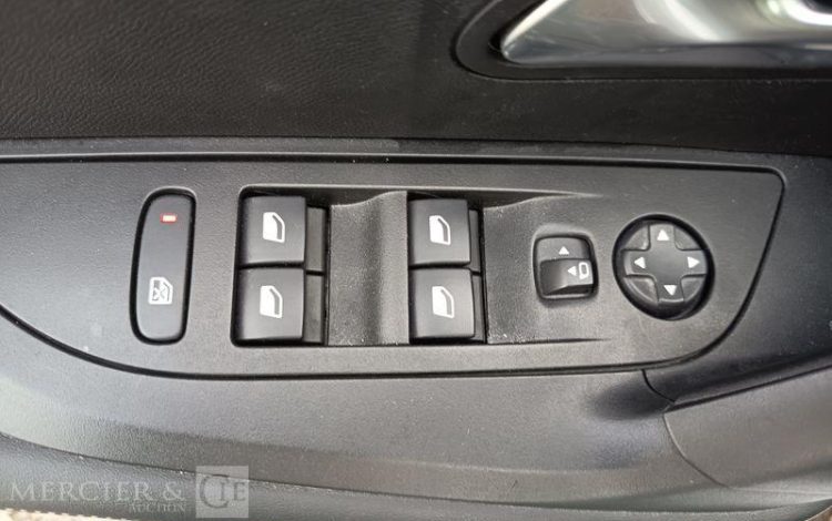 PEUGEOT 2008 PURETECH 100 ALLURE  GZ-162-AV