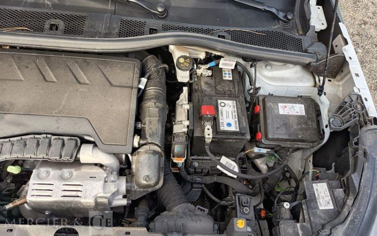 PEUGEOT 2008 PURETECH 100 ALLURE  GZ-162-AV