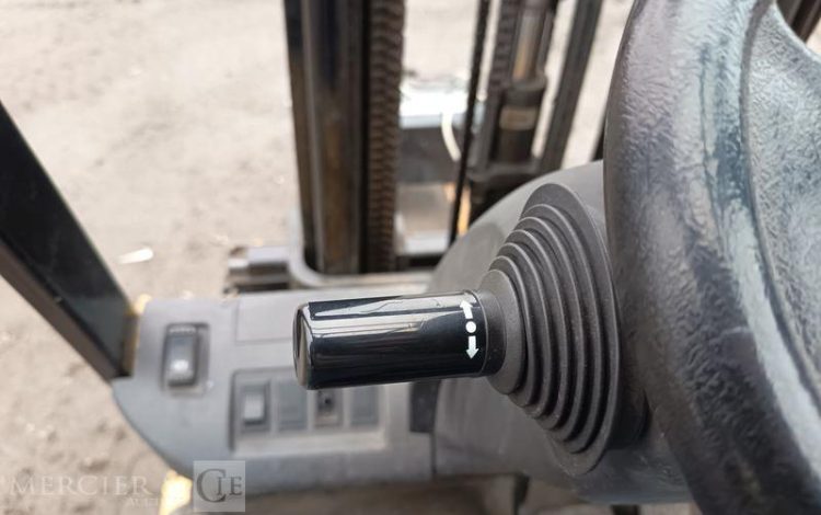 CATERPILLAR CHARIOT ELEVATEUR FRONTAL EP16CPNT -CAPACITE 1,6 TONNES – 8202 H – ANNEE 2015  931