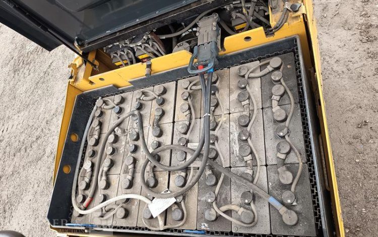 CATERPILLAR CHARIOT ELEVATEUR FRONTAL EP16CPNT -CAPACITE 1,6 TONNES – 8202 H – ANNEE 2015  931