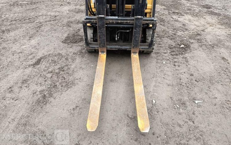 CATERPILLAR CHARIOT ELEVATEUR FRONTAL EP16CPNT -CAPACITE 1,6 TONNES – 8202 H – ANNEE 2015  931