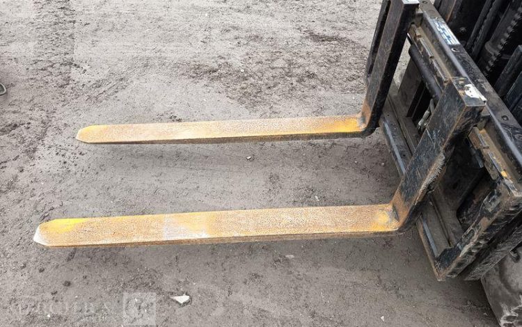 CATERPILLAR CHARIOT ELEVATEUR FRONTAL EP16CPNT -CAPACITE 1,6 TONNES – 8202 H – ANNEE 2015  931