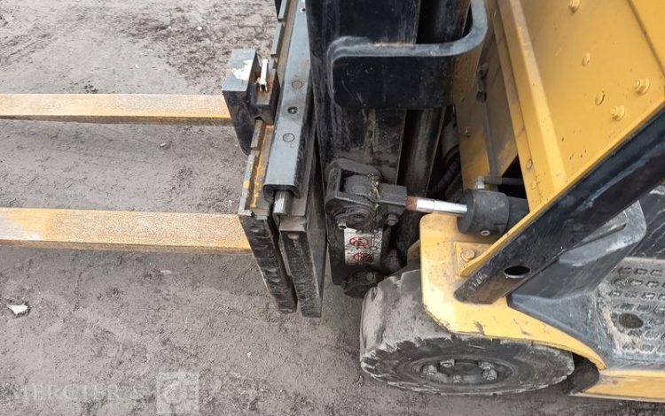 CATERPILLAR CHARIOT ELEVATEUR FRONTAL EP16CPNT -CAPACITE 1,6 TONNES – 8202 H – ANNEE 2015  931