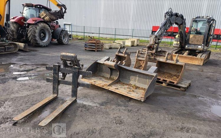 MECALAC PELLE SUR CHENILLE 63CR  152930