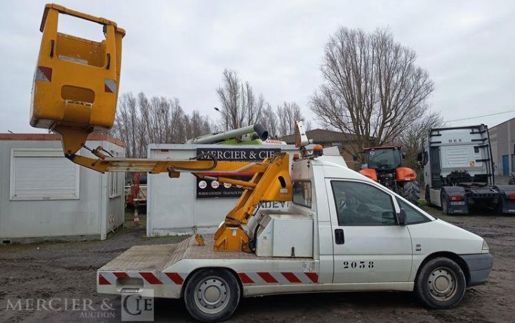 FIAT SCUDO AVEC NACELLE FRANCE ELEVATEUR TOPY 8 – 2394 HEURES – ANNEE 2001  904ALF59