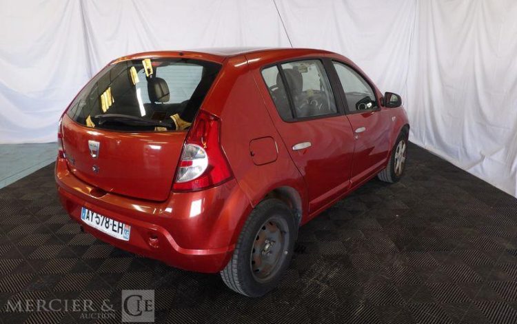 DACIA SANDERO 1,4 MPI GPL 75CH LAUREATE ROUGE AY-578-EH