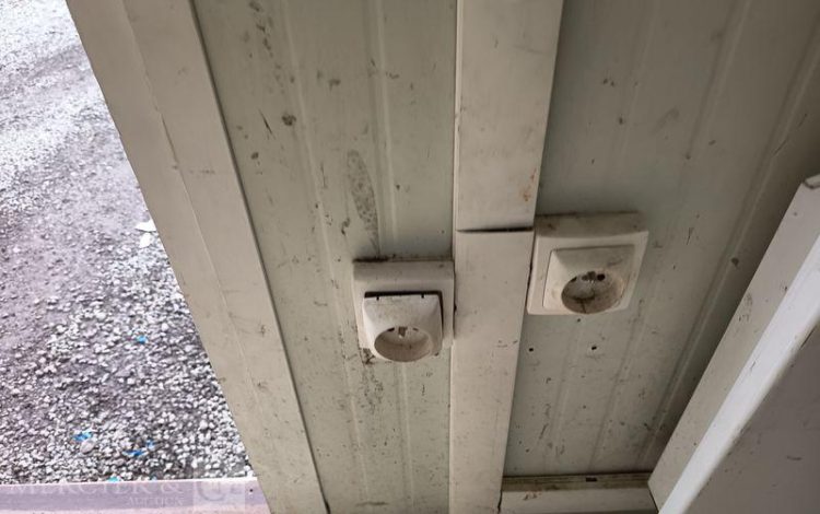 DECORTES BUNGALOW PORTE ET FENETRE LONG PAN AVEC PASSAGE DE FOURCHES  BUC750533