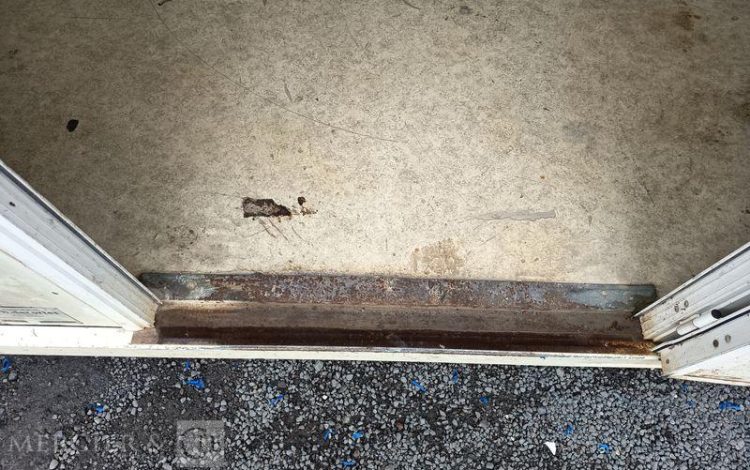 DECORTES BUNGALOW PORTE ET FENETRE LONG PAN AVEC PASSAGE DE FOURCHES  BUC750533