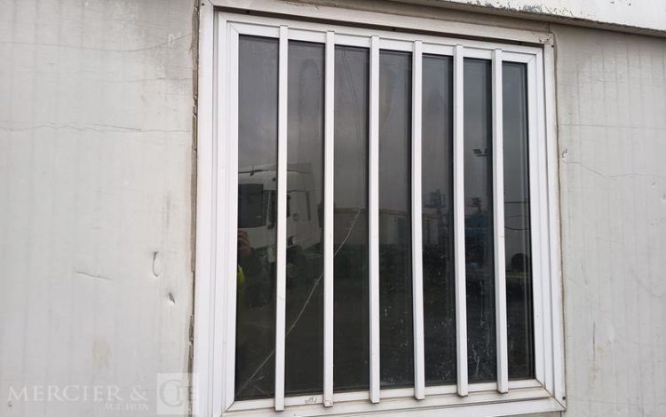 DECORTES BUNGALOW PORTE ET FENETRE LONG PAN AVEC PASSAGE DE FOURCHES  BUC750533