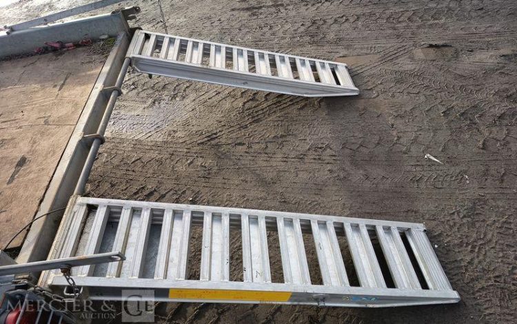 HUBIERE REMORQUE PORTE ENGIN 2 ESSIEUX – PTAC 3,5T – ANNEE 2013  CW-582-RG