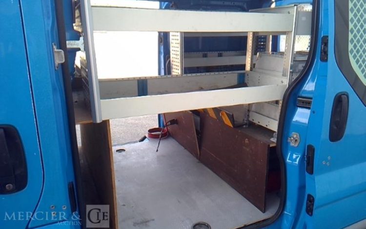 RENAULT TRAFIC DCI BLEU DA-924-DB