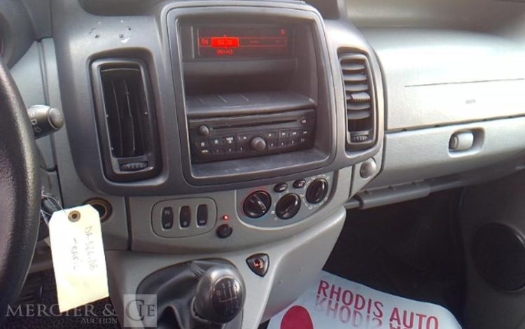 RENAULT TRAFIC DCI BLEU DA-924-DB