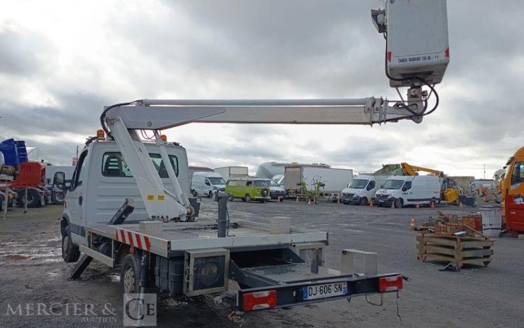 MULTITEL DAILY 35S11 AVEC NACELLE MULTITEL 160ALU 16M – DIESEL – 4074 HEURES – ANNEE 2014 BLANC DJ-606-SN