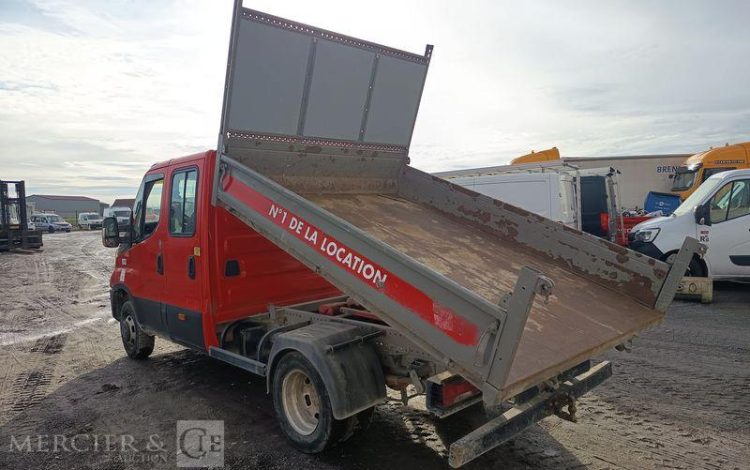 IVECO 35C13 BENNE DOUBLE CABINE – DIESEL – 132952 KMS – ANNEE 2015 ROUGE DQ-605-KR