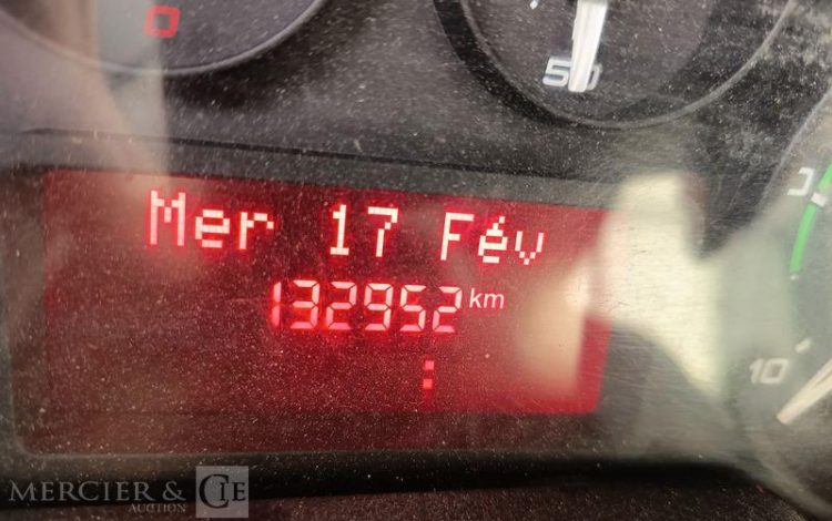 IVECO 35C13 BENNE DOUBLE CABINE – DIESEL – 132952 KMS – ANNEE 2015 ROUGE DQ-605-KR