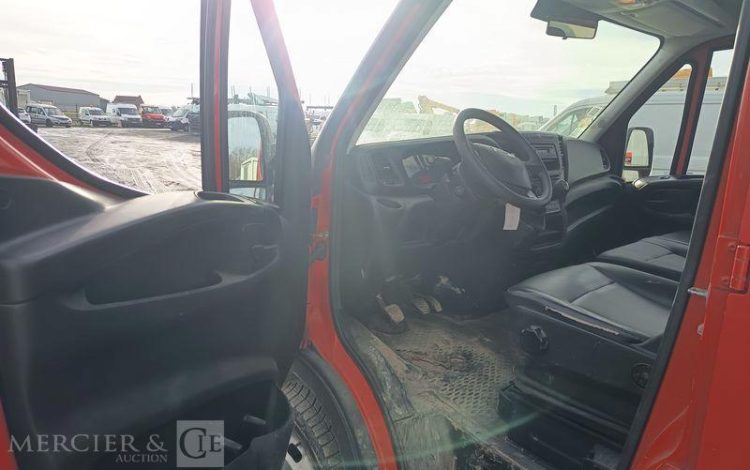 IVECO 35C13 BENNE DOUBLE CABINE – DIESEL – 132952 KMS – ANNEE 2015 ROUGE DQ-605-KR