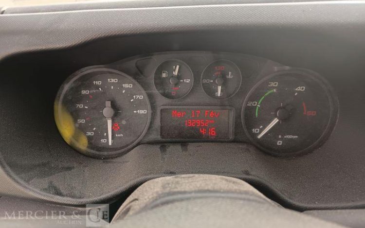 IVECO 35C13 BENNE DOUBLE CABINE – DIESEL – 132952 KMS – ANNEE 2015 ROUGE DQ-605-KR