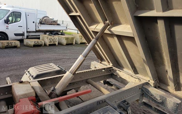 IVECO 35C13 BENNE DOUBLE CABINE – DIESEL – 132952 KMS – ANNEE 2015 ROUGE DQ-605-KR