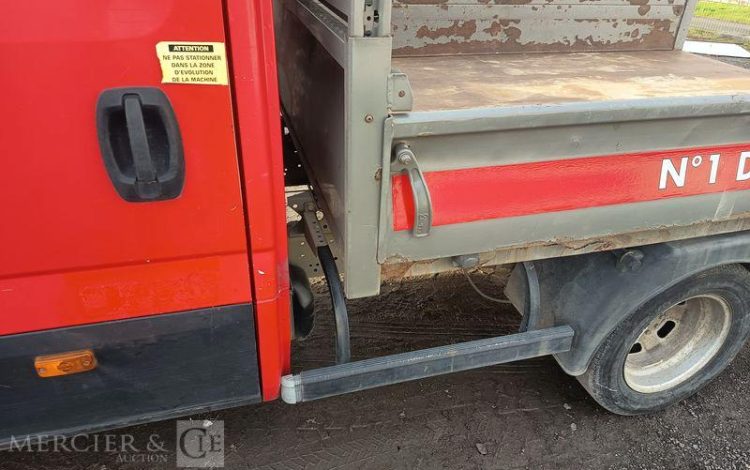 IVECO 35C13 BENNE DOUBLE CABINE – DIESEL – 132952 KMS – ANNEE 2015 ROUGE DQ-605-KR