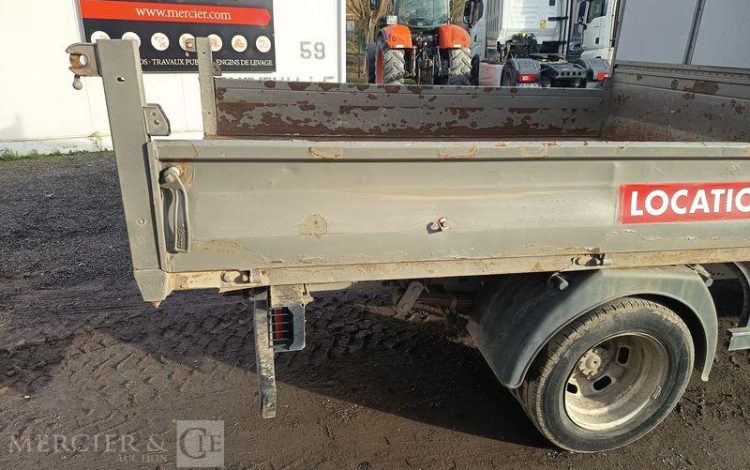 IVECO 35C13 BENNE DOUBLE CABINE – DIESEL – 132952 KMS – ANNEE 2015 ROUGE DQ-605-KR