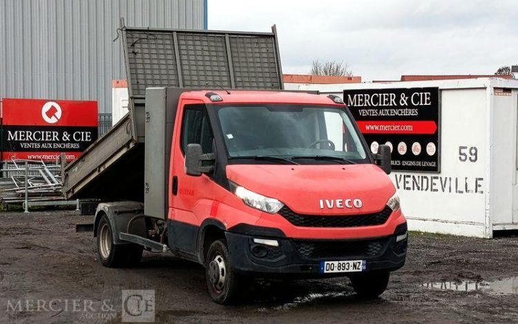 IVECO DAILY 35C13 BENNE AVEC COFFRE ACIER DIESEL – 130041 KMS – ANNEE 2015 ROUGE DQ-893-NZ