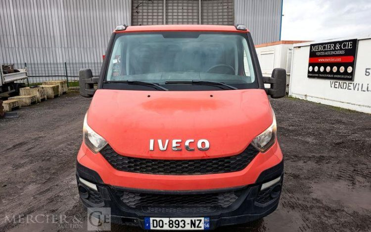 IVECO DAILY 35C13 BENNE AVEC COFFRE ACIER DIESEL – 130041 KMS – ANNEE 2015 ROUGE DQ-893-NZ