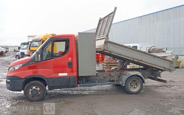 IVECO DAILY 35C13 BENNE AVEC COFFRE ACIER DIESEL – 130041 KMS – ANNEE 2015 ROUGE DQ-893-NZ