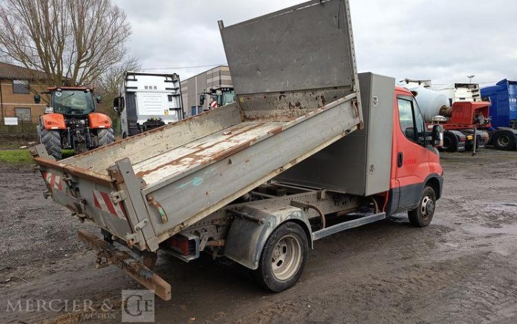 IVECO DAILY 35C13 BENNE AVEC COFFRE ACIER DIESEL – 130041 KMS – ANNEE 2015 ROUGE DQ-893-NZ