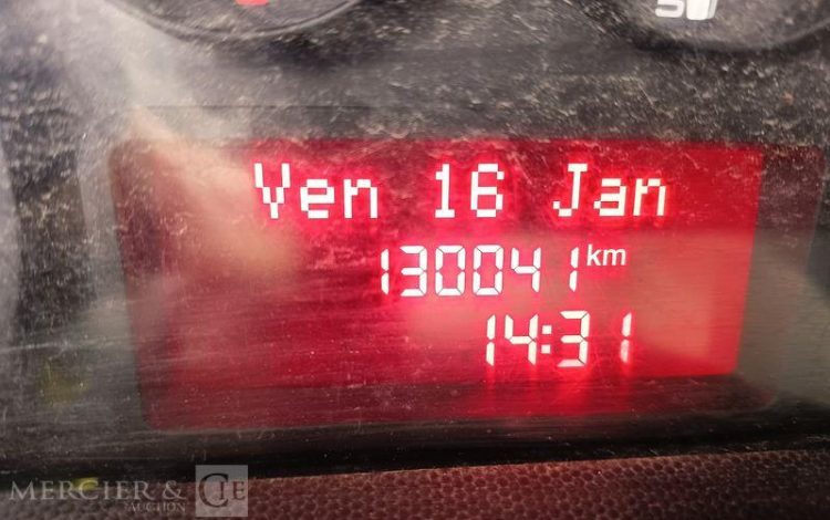 IVECO DAILY 35C13 BENNE AVEC COFFRE ACIER DIESEL – 130041 KMS – ANNEE 2015 ROUGE DQ-893-NZ