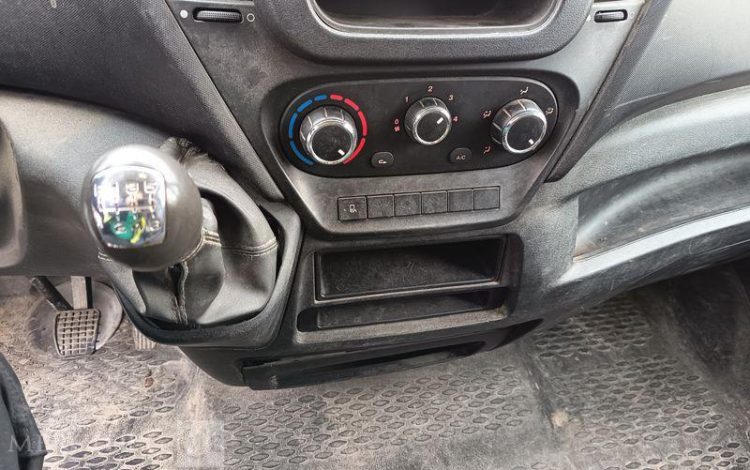 IVECO DAILY 35C13 BENNE AVEC COFFRE ACIER DIESEL – 130041 KMS – ANNEE 2015 ROUGE DQ-893-NZ