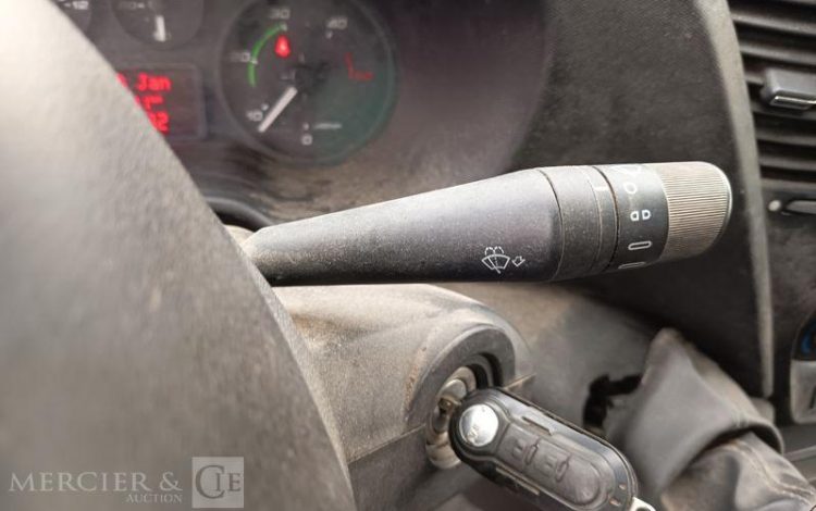 IVECO DAILY 35C13 BENNE AVEC COFFRE ACIER DIESEL – 130041 KMS – ANNEE 2015 ROUGE DQ-893-NZ