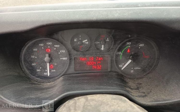 IVECO DAILY 35C13 BENNE AVEC COFFRE ACIER DIESEL – 130041 KMS – ANNEE 2015 ROUGE DQ-893-NZ