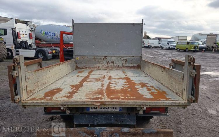 IVECO DAILY 35C13 BENNE AVEC COFFRE ACIER DIESEL – 130041 KMS – ANNEE 2015 ROUGE DQ-893-NZ