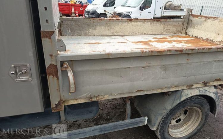 IVECO DAILY 35C13 BENNE AVEC COFFRE ACIER DIESEL – 130041 KMS – ANNEE 2015 ROUGE DQ-893-NZ